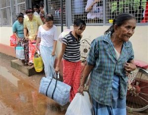 အင္းစိန္အက်ဥ္းေထာင္မွ ျပန္လည္လြတ္ေျမာက္လာသူ တစ္ခ်ိဳ ့ကိုေတြ ့ရစဥ္ ဓာတ္ပံု -ေအပီ