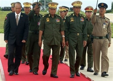 ၆၄ ႀကိမ္ေျမာက္ ကုလ အေထြေထြညီလာခံ သို ့တက္ေရာက္မည့္ ျမန္မာ ၀န္ႀကီးခ်ဳပ္ ဗိုလ္ခ်ဳပ္ႀကီးသိန္းစိန္ အား ေနျပည္ေတာ္ ေလဆပ္တြင္ လိုက္ပါပို ့ ေဆာင္သူမ်ား ႏွင့္ အတူ တနဂၤေႏြ ေန ့က ေတြ ့ရ စဥ္ (AP/Photo)