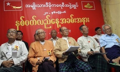 အမ်ိဳးသားဒီမိုကေရစီ အဖြဲ ့ခ်ဳပ္ စတင္တည္ေထာင္ သည့္ ၂၁ ႏွစ္ျပည္ ့ အခမ္းအနားကို တြင္ေတြ ့ရသည့္ အဖြဲ ့ခ်ဳပ္ေခါင္းေဆာင္မ်ား(AP/photo)