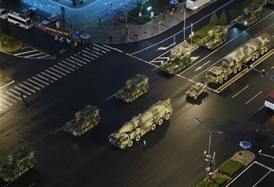 တရုတ္ျပည္သူ ့သမၼတ ႏိုင္ငံတည္ေထာင္ျခင္းႏွစ္ေျခာက္ဆယ္ျပည့္ အထိမ္းအမွတ္အခမ္းအနားအတြက္ ယေန ့မနက္ပိုင္းက ထိုင္အန္မင္း ရင္ျပင္ကိုပိတ္ကာ အစမ္းေလ့က်င့္ပြဲမ်ားျပဳလုပ္ေနစဥ္