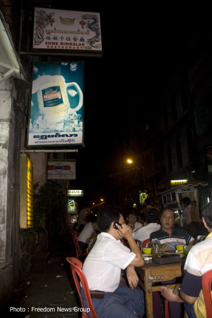 ငါးေထာင္က်ပ္တန္ထုတ္ေ၀မည့္ သတင္းေၾကညာအၿပီးတြင္ ရန္ကုန္ၿမိဳ ့၁၉လမ္းတြင္ တရုတ္ကုန္သည္ မ်ား တယ္လီဖုန္းျဖင့္ ဆက္သြယ္၍ ကုန္ပစၥည္းမ်ား အႏႈတ္အသိမ္းျပဳလုပ္ေနစဥ္