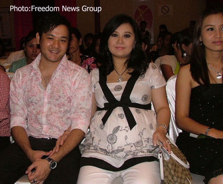 ကိုယ္၀န္ရွိသည့္ သတင္းကို ဦးစြာမရလိုက္သည့္ဂ်ာနယ္ႏွစ္ေစာင္က ထက္ထက္မိုးဦးအိမ္ေထာင္ဆက္မ်ားရျခင္းအေပၚ မဆီမဆိုင္ေ၀ဖန္မႈျပဳဟုဆို(ပံုတြင္ သရုပ္ေဆာင္ ထက္ထက္မိုးဦး ႏွင့္ သူမ၏ ခင္ပြန္းျဖစ္သူ ဇူးျမတ္ထက္ ကို Miss Red Ribbon ေရြးပြဲ၌ ေတြ ့ရစဥ္