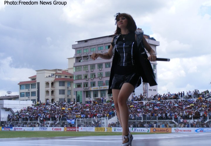 မႏၱေလးၿမိဳ့တြင္ က်င္းပခဲ့ေသာ ျမန္မာေနရွင္နယ္လိဂ္ ေဘာလံုးပြဲကြင္းဖြင့္ပြဲတြင္ သီဆိုေဖ်ာ္ေျဖေနသည့္ အဆိုေတာ္ ဂ်င္းနီ