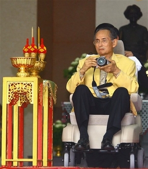 ထိုင္းႏိုင္ငံႏိုင္ငံေရး တည္ၿငိမ္မႈမရွိစဥ္ က်န္းမာေရးအေျခအေနဆိုးရြားလာျခင္းေၾကာင့္ စေနေန ့ညက သီရီရတ္ ေဆးရံုသို ့အေရးေပၚတင္လိုက္ရသည့္ သက္ေတာ္၈၁ ႏွစ္ရွိ ထိုင္းဘုရင္ ဘူမိေဘာ ဓာတ္ပံု- ဖိဆ၀တ္ ခြန္