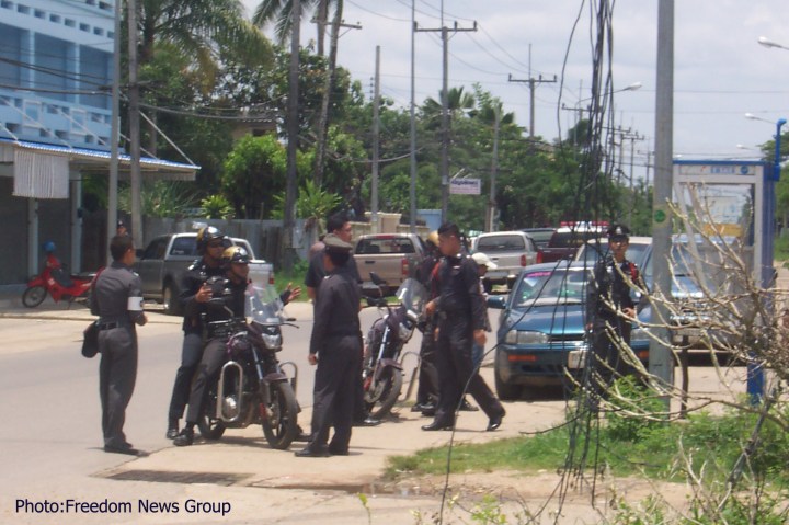 မဲေဆာက္ၿမိဳ ့ေစ်းထဲတြင္ ျမန္မာႏိုင္ငံမွာ လာေရာက္၍ ေတာင္းရမ္းစားေသာက္သူမ်ားကို ထိုင္းရဲက စစ္ဆင္ေရးလုပ္၍ ဖမ္းဆီးေနစဥ္