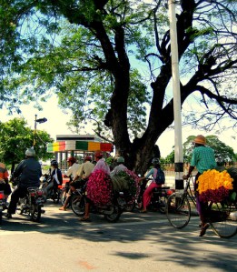 မႏၱေလးက်ံဳးအနီးေန ့တဓူ၀ သြားလာေနသည့္ျပည္သူမ်ား