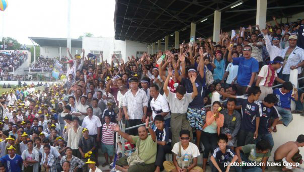 မႏၱေလးေဒသခံတို ့သည္ ေဘာလံုးပြဲ အားေပးရာ၌ အကဲဆတ္တတ္သည္ ဟု မီဒီယာတို ့ကဆိုၾကရာ ပြဲမစခင္မွာ ပင္ ဤသို ့ေတြ ့ရသည္