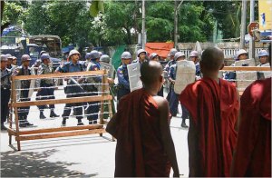 ေရႊ၀ါေရာင္ ေတာ္လွန္ေရးျဖစ္ပြားစဥ္က သံဃာမ်ားကို ၿဖိဳခြဲရန္ အသင့္ ျဖစ္ေနသည့္ လက္နက္ကုိင္ ရဲ လံုထိန္းမ်ား ဓာတ္ပံု-နယူးေယာက္တိုင္း