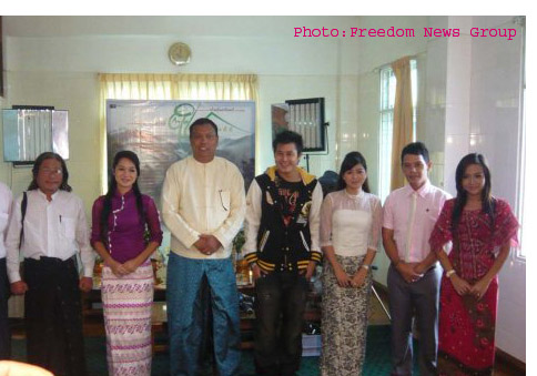 ႀကိဳးၾကာေတာင္ပံခတ္သံ ဇာတ္ကားကန္ေတာ့ပြဲေပးပြဲတြင္ေတြ ့ရသည့္ ျမင့္ဦးဦးျမင့္,မိုးယုစံ,စင္ေရာ္ေမာင္ေမာင္,ေနတိုး,အိၿႏၵာေက်ာ္ဇင္,ေက်ာ္ေက်ာ္ဗို ႏွင့္ ၀ိုင္းစုခိုင္သိန္း