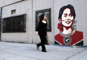 အေမရိကန္ ဂရစ္ဖတီ ပညာရွင္ အိုေဘး ဂုဏ္ျပဳေရးဆြဲထားသည့္ ျမန္ ့မာ့ဒီမိုကေရစီေခါင္းေဆာင္ ေဒၚေအာင္ဆန္းစုၾကည္ပံု