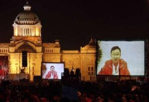 ၎အားေထာက္ခံသူမ်ားအားျပည္ပမွေန၍ ဗီဒီယို မိန္ ့ခြန္းေခၽြေနသည့္ သက္ဆင္