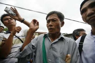 1988 ခုႏွစ္ျပည္သူ ့အံုႂကြမႈတြင္ ဗီဒီယိုရိုက္ကူးခဲ့သျဖင့္ ေသဒဏ္အျပစ္ေပးခံရကာ အက်ဥ္းေထာင္ထဲတြင္၂၁ ႏွစ္နီးပါးၾကာေနခဲ့ရသည့္ ဦး၀င္းျမင့္ စက္တင္ဘာလ ၁၈ ရက္ေန ့က ျပန္လည္လြတ္ေျမာက္ၿပီးေနာက္  အင္းစိန္ေထာင္ေရွ့တြင္ ေတြ ့ရစဥ္ ဓာတ္ပံု - ရိုက္တာ သတင္းဌာန 