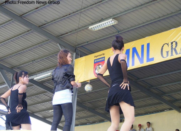 မႏၱေလးၿမိဳ့တြင္ က်င္းပခဲ့ေသာ ျမန္မာေနရွင္နယ္လိဂ္ ေဘာလံုးပြဲကြင္းဖြင့္ပြဲတြင္ သီဆိုေဖ်ာ္ေျဖေနသည့္ အဆိုေတာ္ သီရိေဆြ ႏွင့္ အက အဖြဲ ့