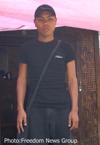 ေထာင္ဒဏ္ ႏွစ္ငါးဆယ္အျပစ္ေပးခံရသူ ဦးဇင္းေမတၱာႏိုင္အား နာဂစ္မုန္တိုင္းဒဏ္ခံျပည္သူမ်ားကို သြားေရာက္ အကူအညီေပးစဥ္က ေျပာင္းလဲ၀တ္ဆင္ထားေသာ လူ၀တ္ျဖင့္ေတြ ့ရပံု