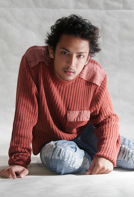 အိမ္မက္အလြန္ ၊ ဖလက္ရွ္ ၊လေရာင္ ဆိုနာတာ စသည့္ ဗီဒီယို ဇာတ္ကားမ်ားျဖင့္လူႀကိဳက္မ်ား လာသည့္ သရုပ္ေဆာင္သစ္ ရဲတိုက္