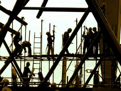 စကၤာပူ ရွိ သေဘၤာက်င္းလုပ္ငန္းတစ္ခုတြင္ လုပ္ကိုင္ေနသည့္ ျမန္မာ အလုပ္သမားမ်ား