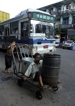 ေရအတြက္ႏွင့္ အခက္ေပြေနရသည့္ ရန္ကုန္ၿမိဳ ့လည္ေနသူမ်ား