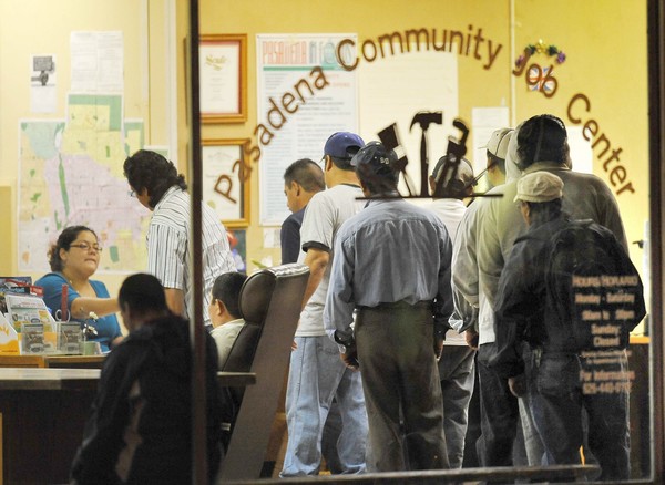 အေမရိကန္တြင္အလုပ္လက္မဲ့ႏႈန္းမွာ မႀကံဳဖူးေအာင္ျမင့္တက္လွ်က္ရွိရာအခ်ိဳ ့ျပည္နယ္မ်ားတြင္ ဒုတိယကမာၻစစ္ၿပီးကတည္းက အဆိုးဆံုးအေျခအေနဟု သိရသည္။ပံုတြင္ ေလာစ္ဇင္ဂ်လိစ္ ေကာင္တီခရိုင္ အလုပ္သမားဦးစီးဌာနတြင္ အလုပ္အကိုင္ေနရာလာေရာက္စံုစမ္းေမးျမန္းသူမ်ား