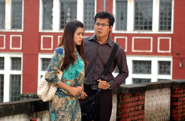 ဒါရိုက္တာ စင္ေရာ္ေမာင္ေမာင္ရိုက္ကူးေနသည့္ ႀကိဳးၾကာေတာင္ပံခတ္သံ ဇာတ္ကားတြင္ သရုပ္ေဆာင္ေနသည့္ ေနတိုး ႏွင့္ အိျႏၵာေက်ာ္ဇင္ ဓာတ္ပံု - FreedomNews Group