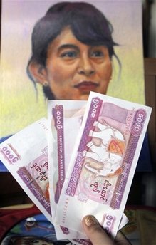 အသစ္ထုတ္ေ၀လိုက္သည့္ ငါးေထာင္က်ပ္တန္ ေငြစကၠဴသစ္မ်ား ဓာတ္ပံု - ေအပီ