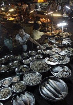 ရန္ကုန္ၿမိဳ ့တြင္လွ်ပ္စစ္မီးေပးႏိုင္မႈ အေျခအေနမွာ ရန္ကုန္ၿမိဳ ့သမိုင္းတစ္ေလွ်ာက္တြင္ အဆိုးရြားဆံုးအေျခအေနႏွင့္ ႀကံဳေတြ ့ေနရာ ပံုတြင္ ဘက္ထရီမီးေခ်ာင္းထြန္း၍ ေစ်းေရာင္းေနရသူမ်ားကို ရန္ကုန္ၿမိဳ ့လယ္တြင္ေတြ ့ရစဥ္