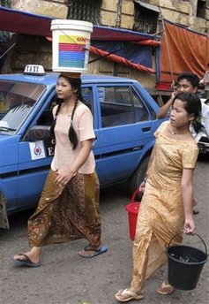 မီးပ်က္သျဖင့္ ေရမလာသည့္ ဒုကၡႀကံဳေတြ ့ေနရသည့္ ၿမိဳ လည္ေနသူမ်ား ဓာတ္ပံု-ေအပီ