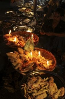 ေမွာင္ႀကီးမည္းမည္း ထဲက်င္းပအံုးမည့္ေရြးေကာက္ပြဲအတြက္ ဥပေဒကို မၾကာခင္ထုတ္ျပန္ေတာ့မည္ ဟု ၀န္ႀကီးခ်ဳပ္ သိန္းစိန္က ေျပာ (ပံုတြင္ မီးမလာသျဖင့္ ဖေယာင္းတိုင္မီးျဖင့္ ေစ်းေရာင္းေနရသူမ်ား