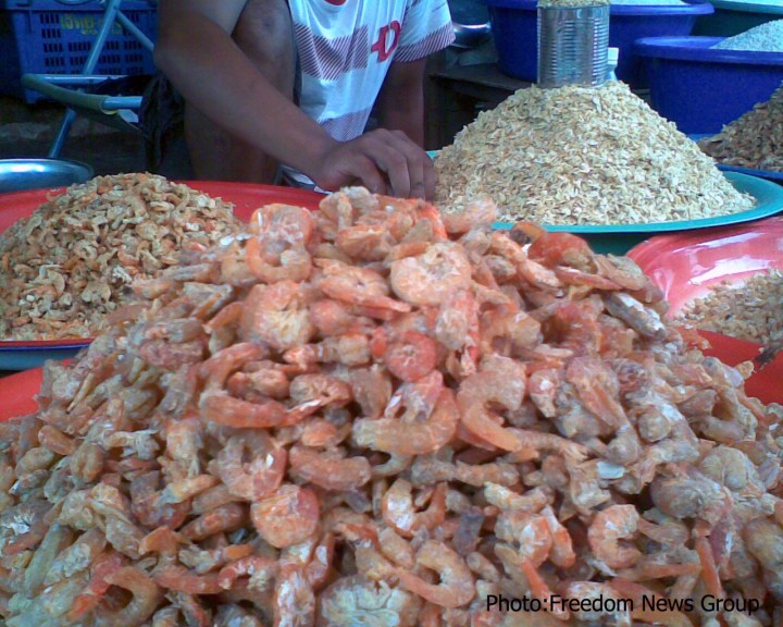 ေဆးဆိုးထားသည့္ ပုဇြန္ေျခာက္မ်ားကို စစ္ေဆးမည့္ အဖြဲ ့လာေရာက္မည္ ဆိုေသာ ေၾကာင့္ စိတ္ညစ္ေနရသည့္ တာေမြေစ်းမွ အရင္းနည္း ပုဇြန္၊ငါးပိ ငါးေျခာက္ေရာင္းသူ တစ္ဦး