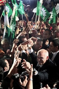 ေရြးေကာက္ပြဲတြင္ အႏိုင္ရသြားသည့္ ဂရိ ဆိုရွယ္လစ္ ပါတီေခါင္းေဆာင္ ေဂ်ာ့ပါပန္ဒရိုးအား ေအသင္ ၿမိဳ ့ရွိ ပါတီ ဌာနခ်ဳပ္ေရွ့တြင္ သူ ့အားေထာက္ခံသူမ်ားအာ ႏႈတ္ဆက္ေနစဥ္