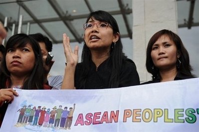 ဟြာဟင္းအပန္းေျဖစခန္းတြင္က်င္းပျပဳလုပ္သည့္ အာဆီယံထိပ္သီးအစည္းအေ၀း၏ အရပ္ဘက္ လူ ့အဖြဲ ့အစည္းကိုယ္စားလွယ္အျဖစ္တက္ေရာက္ရန္ အတြက္ တက္ေရာက္ခြင့္ ပိတ္ပင္ခံရသူ မခင္ဥမၼာ (သူမအား ထိုအစည္းအေ၀းမတက္ေရာက္ႏိုင္ရန္ ျမန္မာ စစ္အစိုးရမွ ဖိအားေပးခဲ့သည္)ဓာတ္ပံု - ေအအက္(ဖ)ပီ