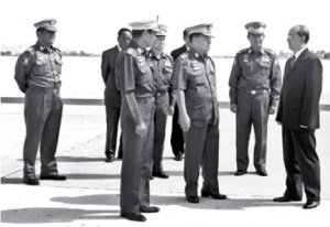 ေအာက္တိုဘာလ ၂၆ ရက္ေန ့က ဟြာဟင္းမွ ျပန္လာသည့္ ဗိုလ္ခ်ဳပ္ႀကီး သိန္းစိန္အား သြားေရာက္ႀကိဳဆိုသည့္ ဗိုလ္ခ်ဳပ္မႈးႀကီး သန္းေရႊ