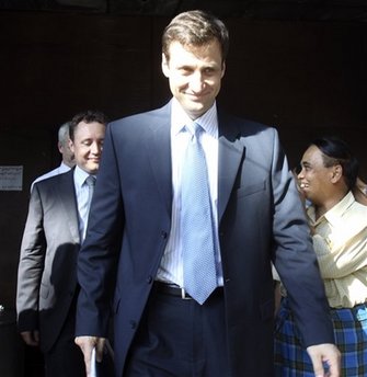 ေအာက္တိုဘာလ ၉ ရက္ေန ့က ေဒၚေအာင္ဆန္းစုၾကည္ ႏွင့္ ေတြ ့ဆံုၿပီး အမ်ိဳးသားဒီမိုကေရစီ အဖြဲ ့ခ်ဳပ္ ရံုးသို ့ေတြ ့ဆံုမႈ ကိုလာေရာက္ရွင္းလင္းေျပာၾကားသည့္ အေမရိကန္ သံရံုးယာယီတာ၀န္ခံ ေသာမတ္ ဗခ်္ဒါႏွင့္ အေနာက္တိုင္းသံတမန္ အခ်ိဳ ့(AP Photo/Khin Maung Win)