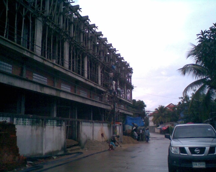 ကမာၻ့စီးပြားပ်က္ကပ္ဂယက္ေၾကာင့္ျမန္မာႏိုင္ငံတြင္အလုပ္အကိုင္ရွားပါးလာရာ ထိုင္း-ျမန္မာနယ္ စပ္ၿမိဳ ့ျဖစ္သည့္ မဲေဆာက္သို ့ေရႊ့ေျပာင္းလာေရာက္ အလုပ္လုပ္ကိုင္သူမ်ားအား မဲေဆာက္ၿမိဳ ့ရွိ ေဆာက္လုပ္ေရးတစ္ခု တြင္ေတြ ့ရစဥ္ ဓာတ္ပံု- FreedomNews Group