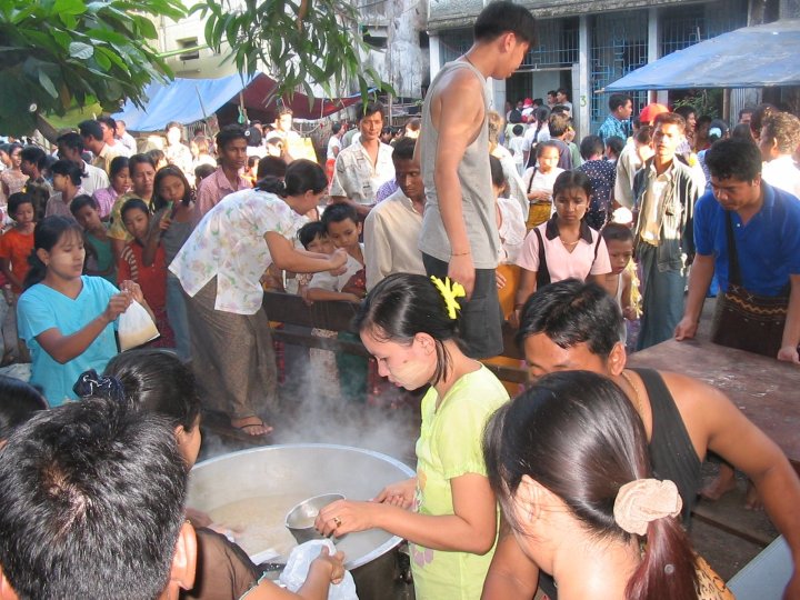 ရန္ကုန္ၿမိဳ ့ရွိ နိဗၺာန္ ေစ်းအလႈတစ္ခု