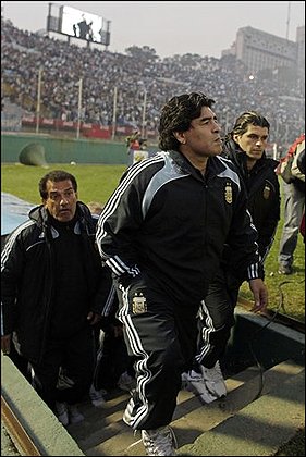 ဥရုေဂြး အသင္းအာ တစ္ဂိုးဂိုးမရွိ ျဖင့္ အႏိုင္ရခဲ့ၿပီးေနာက္ အာဂ်င္းတီးနားအသင္းအား ၂၀၁၀ ကမာၻ ့ဖလားသိူ ့ပို ့ေဆာင္ေပးႏိုင္ခဲ့သည္ အာဂ်င္တီးနားနည္းျပ ဒီဂိုမာရာဒိုနာ