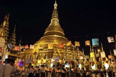 သီတင္းကၽြတ္လဆန္း ၁၄ ရက္ေန ့က ရန္ကုန္ၿမိဳ ့ရွိ ေရႊတိဂံု ေစတီေတာ္ အား မီးပံုး ၊ မီးဆိုင္း မ်ား ျဖင့္ ထြန္းညွိပူေဇာ္ထားပံု ဓာတ္ပံု - ေအပီ