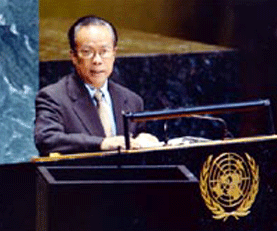 2003 ခုႏွစ္စက္တင္ဘာလ ၂၅ ရက္ေန ့က ကုလသမဂၢအေထြေထြညီလာခံ ၌မိန္ ့ခြန္းေျပာၾကားေနေသာ ရာထူးမွဖယ္ရွားခံရသည့္ႏိုင္ငံျခားေရး၀န္ႀကီး ဦး၀င္းေအာင္