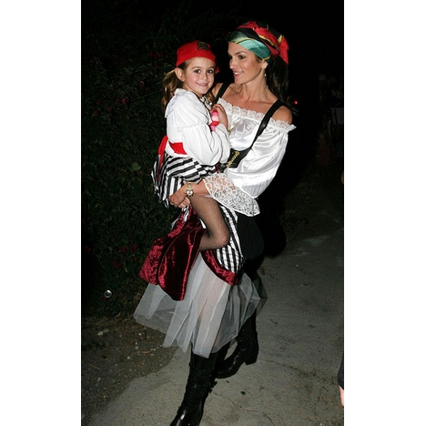 စင္ဒီကေရာဖိုဒ္၏ ေဟာလ္၀န္းဖက္ရွင္