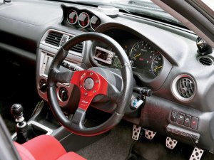 Supra ကားတစ္စီးအား အတြင္းပိုင္းျပန္လည္ျပင္ဆင္ထားစဥ္