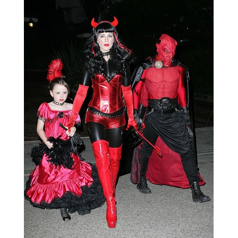 ဂ်ာမန္ေမာ္ဒယ္ ေဟဒီကလမ္၏ ေဟာလို၀န္းပြဲေတာ္