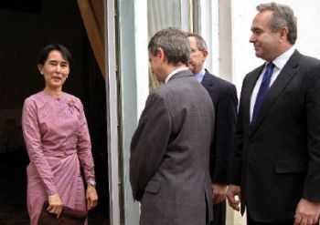 ေဒၚေအာင္ဆန္းစုၾကည္ ႏွင့္ အေမရိကန္ သံတမန္ေတြ ့ဆံုမႈ ဓာတ္ပံု-ၿငိမ္းခ်မ္းႏိုင္