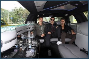 စက္တင္ဘာလက စကၤာပူႏိုင္ငံတြင္ မိုက္ကယ္လန္းတူေရာခ္ အဖြဲ ့လာေရာက္ေဖ်ာ္ေျဖစဥ္ကေတြ ့ရစဥ္