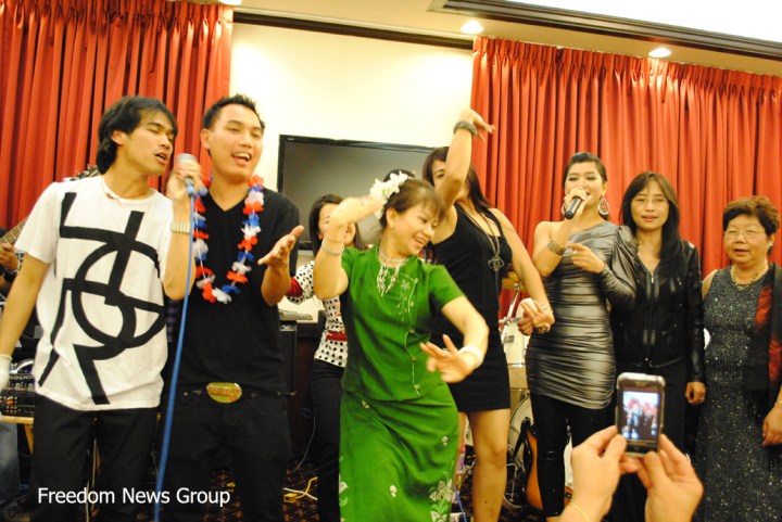 အေမရိကန္ႏိုင္ငံတြင္ သီဆိုေဖ်ာ္ေျဖမည့္ပြဲစဥ္မ်ားအတြက္ သားစိုးႏွင့္ အတူေလ့က်င့္ေနေသာ အိၿႏၵာေက်ာ္ဇင္