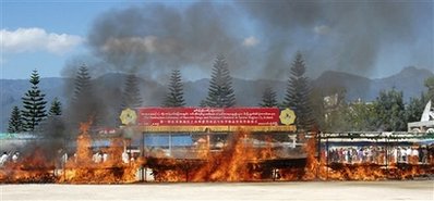 ကိုးကန္ ့ေဒသေလာက္ကိုင္ၿမိဳ ့တြင္ ေဒၚလာသန္း ၂၀ ဖိုးရွိ မူးယစ္ေဆး၀ါးမ်ားကို မီးရႈိ ့ဖ်က္ဆီးစဥ္(ျမန္မာ ႏိုင္ငံ ၏ မူးယစ္ေဆး၀ါး အထြက္ ႏႈန္းမွာ တစ္ႏွစ္လွ်င္ ေဒၚလာသန္း၂၀၀ နီးပါးျဖစ္သည္)