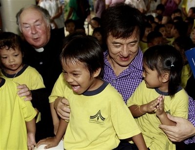 ထိုင္း-ျမန္မာနယ္စပ္ရွိ ျမန္မာေရႊ့ေျပာင္းကေလးငယ္မ်ား၏ ပညာသင္ေက်ာင္းမ်ားပါလာေရာက္ၾကည့္ ရႈရန္ စီစဥ္ထားသည့္ ဘန္ေကာက္ေရာက္ ဂ်က္ကီခ်န္း ( ပံုတြင္ ဘန္ေကာက္ရွိ ကေလးငယ္မ်ားစာသင္ေက်ာင္းတစ္ခုတြင္ ေတြ ့ရသည့္ ဂ်က္ကီခ်န္း)