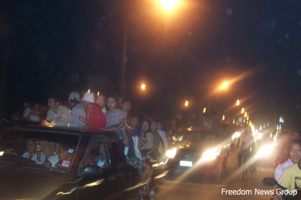 ေသာင္းရင္းျမစ္ကမ္းေဘးရွိ မဲေဆာက္လိြဳင္ကထုန္ပြဲေတာ္သို ့သြားၾကသည့္ ျမန္မာ ေရႊ ့ေျပာင္းအလုပ္သမားမ်ား