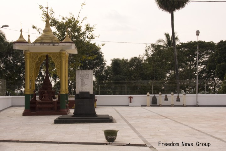 ရန္ကုန္ တကၠသိုလ္ အက္ဥပေဒကုိ သပိတ္ေမွာက္ ဆႏၵျပရန္ ျမန္မာ ေက်ာင္းသားႀကီးမ်ား လွ်ဳိ႕၀ွက္သစၥာျပဳသည့္ အထိမ္းအမွတ္ စုိက္ထူထားေသာ သမိုင္း၀င္ ေက်ာက္စာတုိင္ ယခု ျမန္မာ စစ္အစိုးရက မ၀င္ရနယ္ေျမကန္ ့သတ္ထားသည္