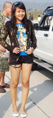 အဆိုေတာ္ ႏွင့္ သရုပ္ေဆာင္၀ိုင္းစုခိုင္သိမ္း