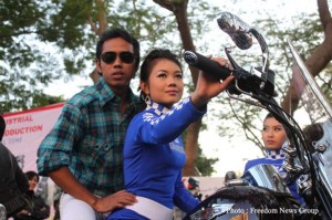 ျပပြဲမွေမာ္ဒယ္(လ)တစ္ဦးဆိုင္ကယ္တစ္စီးကိုသရုပ္ျပစီးနင္းေနစဥ္