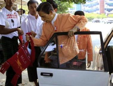 ဒုတိယဥကၠဌ သူရဦးတင္ဦး ထို ေန ့မနက္တြင္ အဖြဲ ့ခ်ဳပ္ရံုးသို ့ေရာက္ရွိလာစဥ္ ဓာတ္ပံု- Channel News Asia